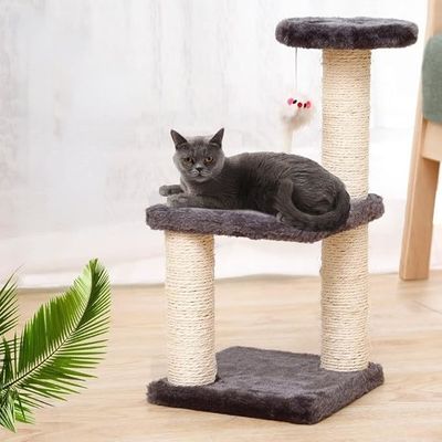 木製の猫塔のクライミングフレームと統合された巣と多階層クライミングコラム