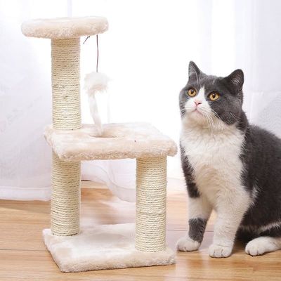 木製の猫塔のクライミングフレームと統合された巣と多階層クライミングコラム